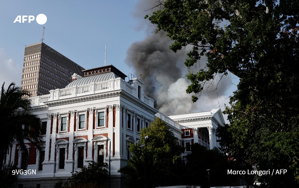 Пожар в парламенте ЮАР. Фото: twitter.com/AFP