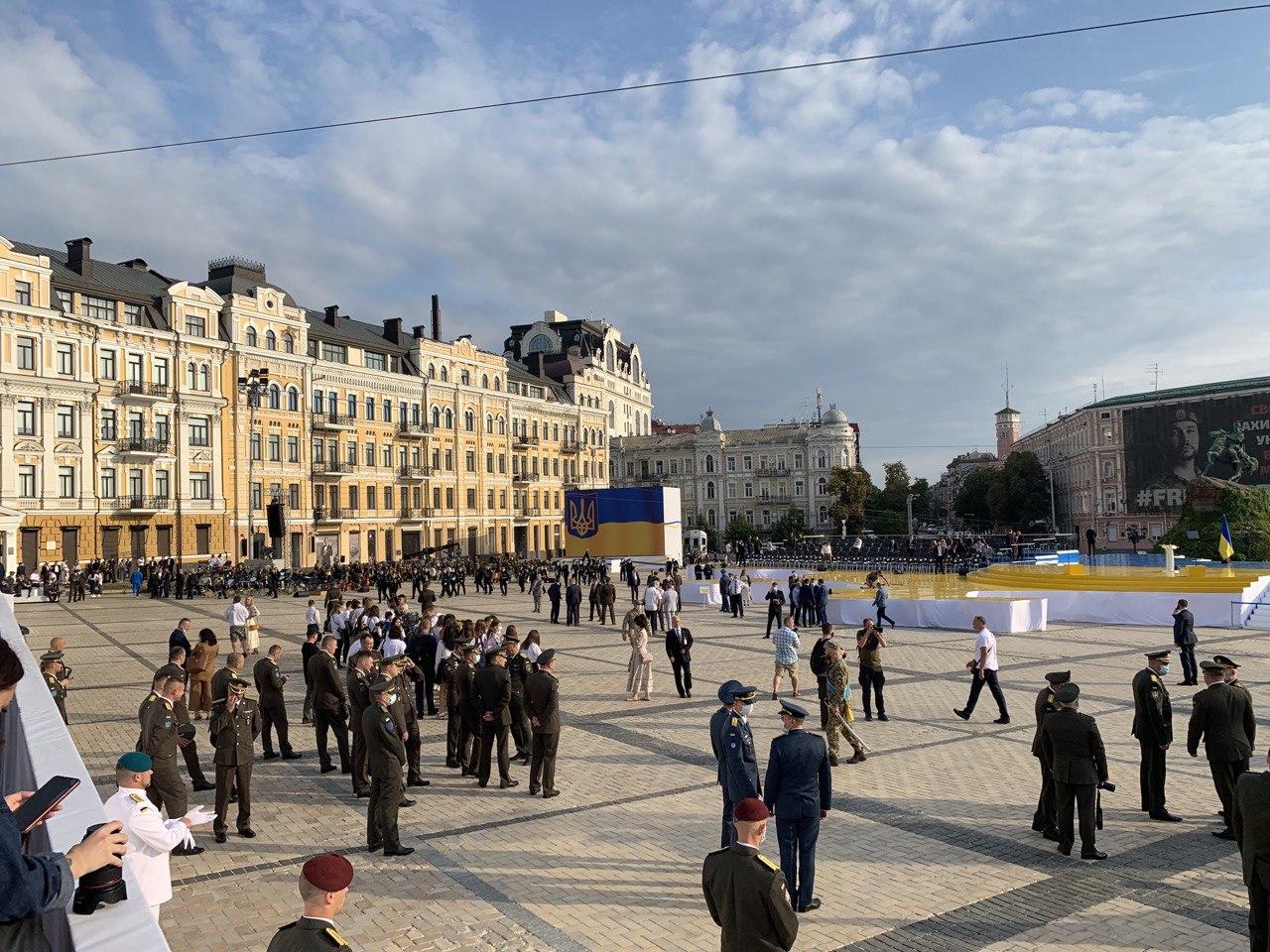 На Софийской площади находится очень много людей. Фото: Страна