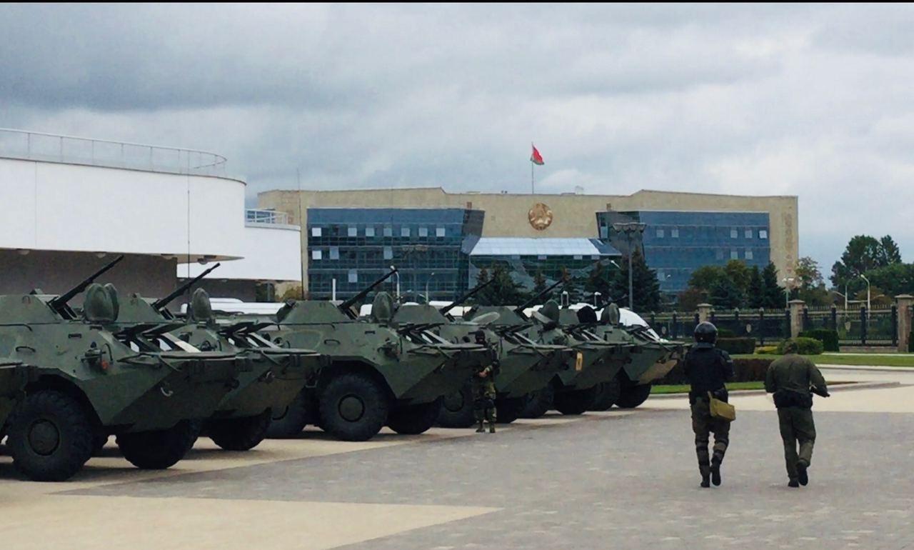 В центр Минска стягивают спецтехнику и силовиков. Фото: Telegram/РИА Новости