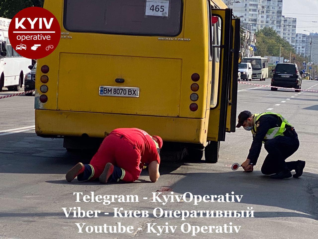 Маршрутка в Киеве сбила людей на переходе. Фото: facebook.com/KyivOperativ