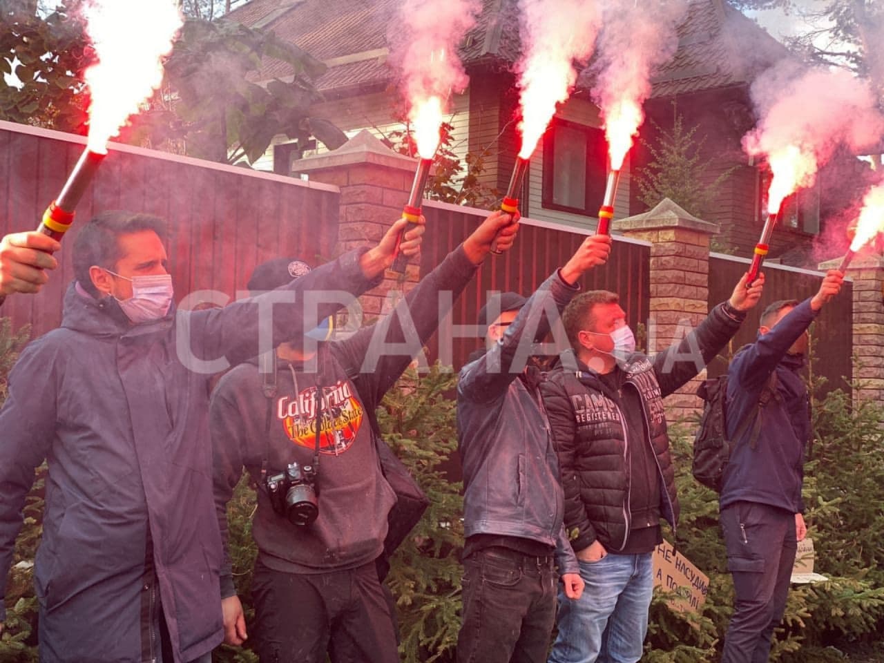 Протестующие приехали к зданию главы КСУ Александра Тупицкого. Фото: Страна