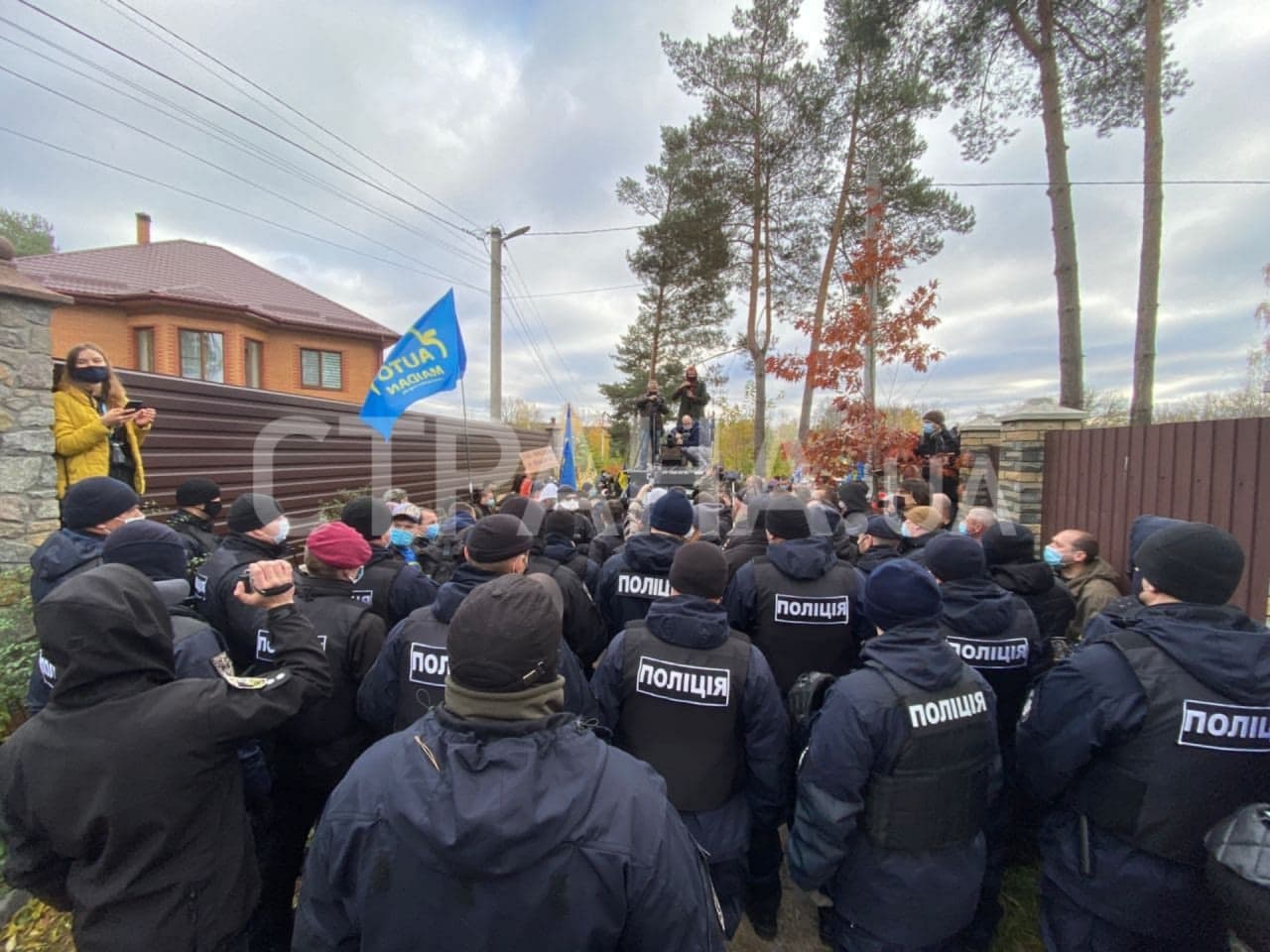 Протестующие приехали к зданию главы КСУ Александра Тупицкого. Фото: Страна