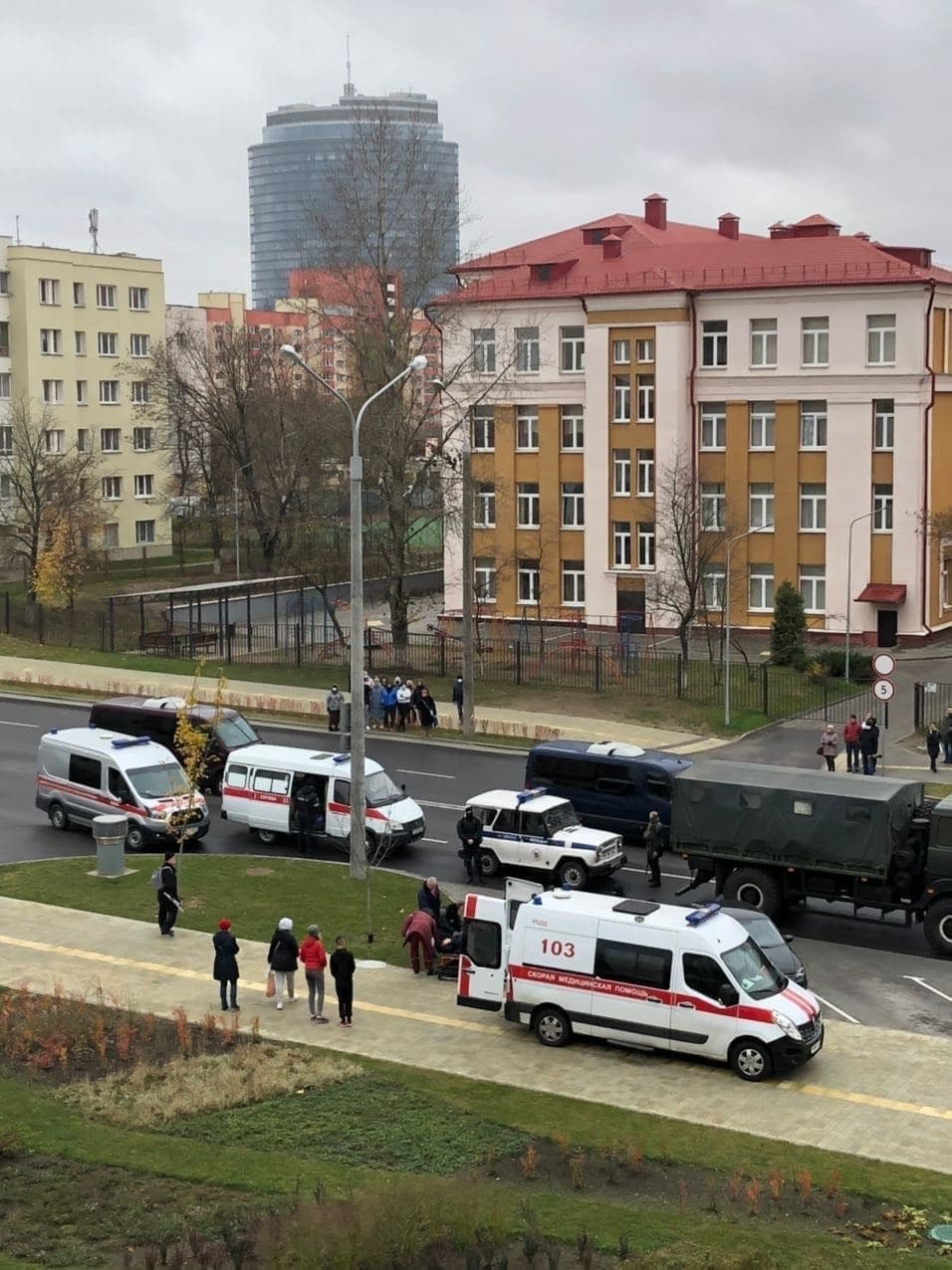 Правоохранители оказывают помощь пострадавшему на протестах в Минске. Фото: Telegram/NEXTA