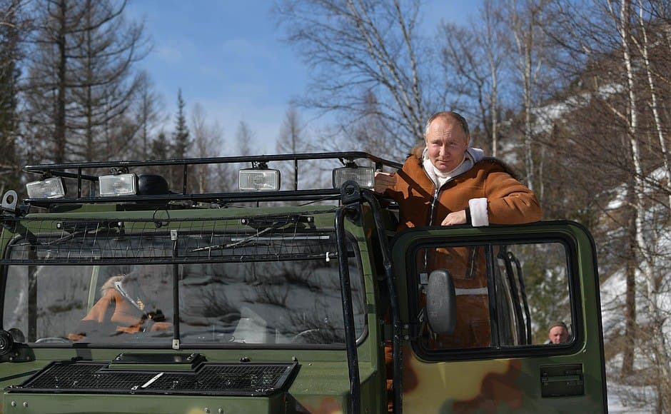 Путин и Шойгу устроили прогулку по тайге. Фото: Telegram/РИА Новости