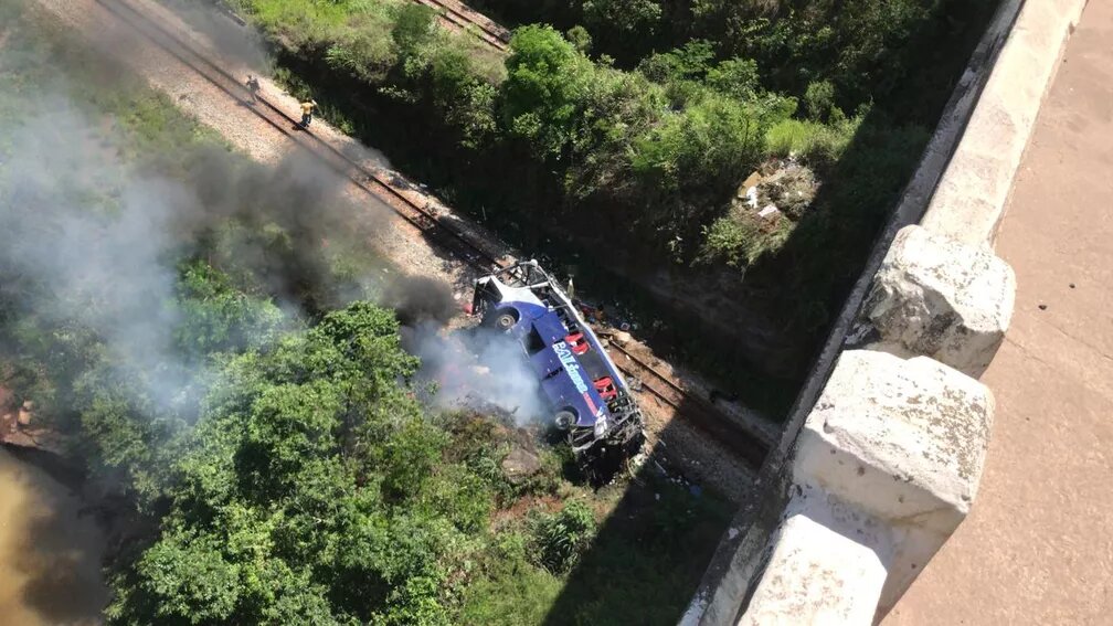 В Бразилии автобус с пассажирами рухнул с моста, погибли люди. Фото: g1.globo.com