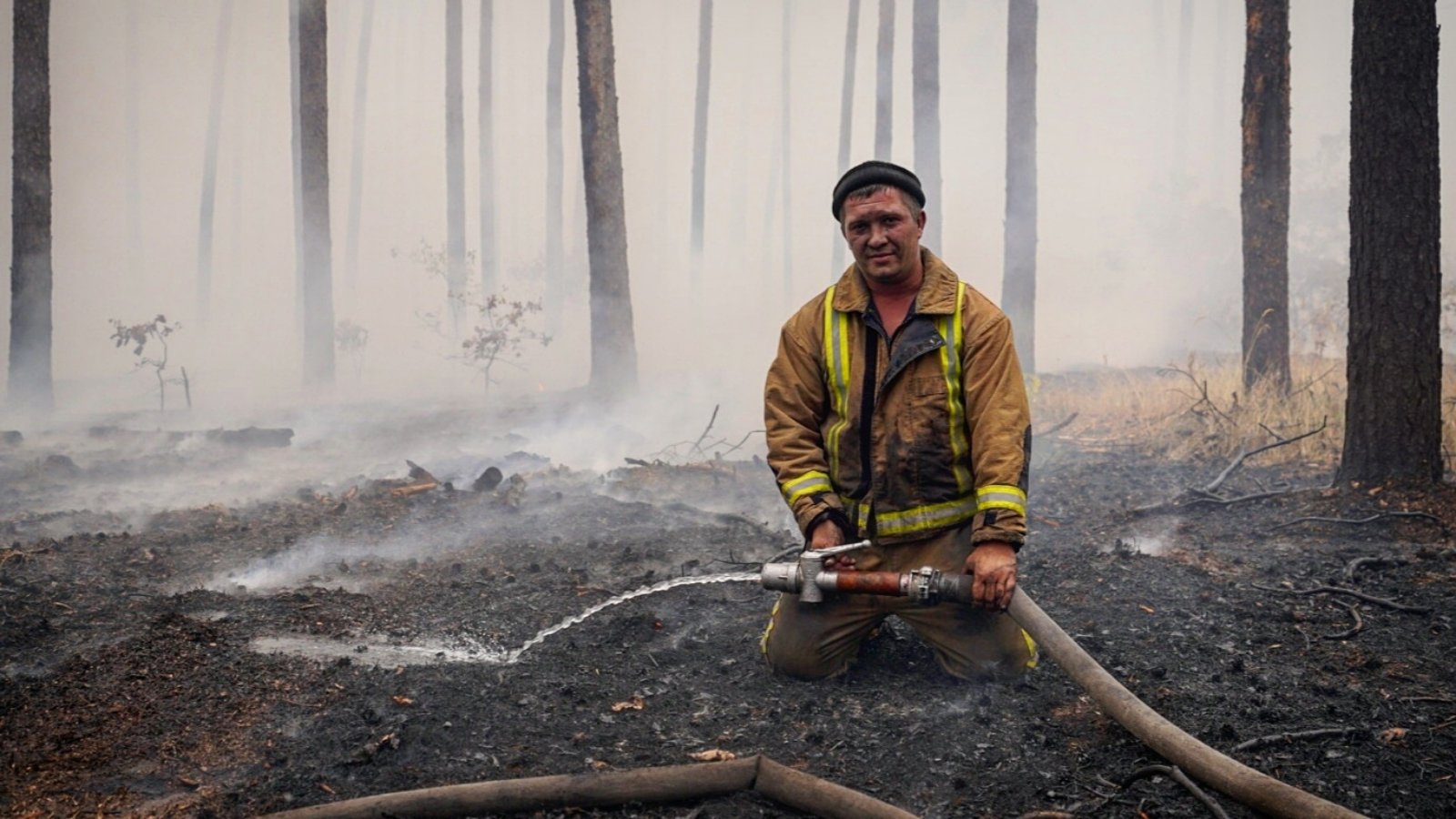 Спасатели работают в зоне пожаров в Луганской области. Фото: dsns.gov.ua