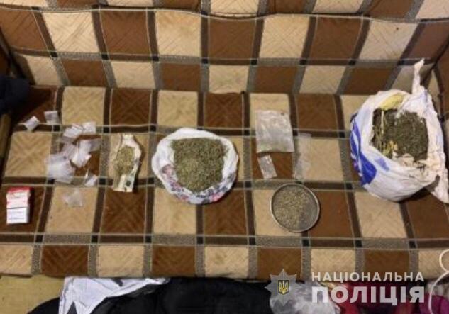 Полиция задержала мужчину с 30 кг ртути в Киевской области. Фото: Нацполиция