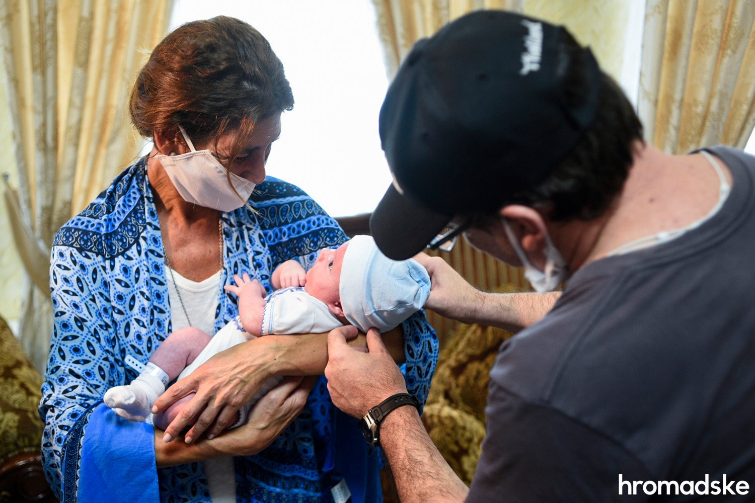 Семейные пары из Испании и Аргентины прилетели в Украину за детьми, рожденными суррогатными матерями. Фото: Макс Левин для hromdaske