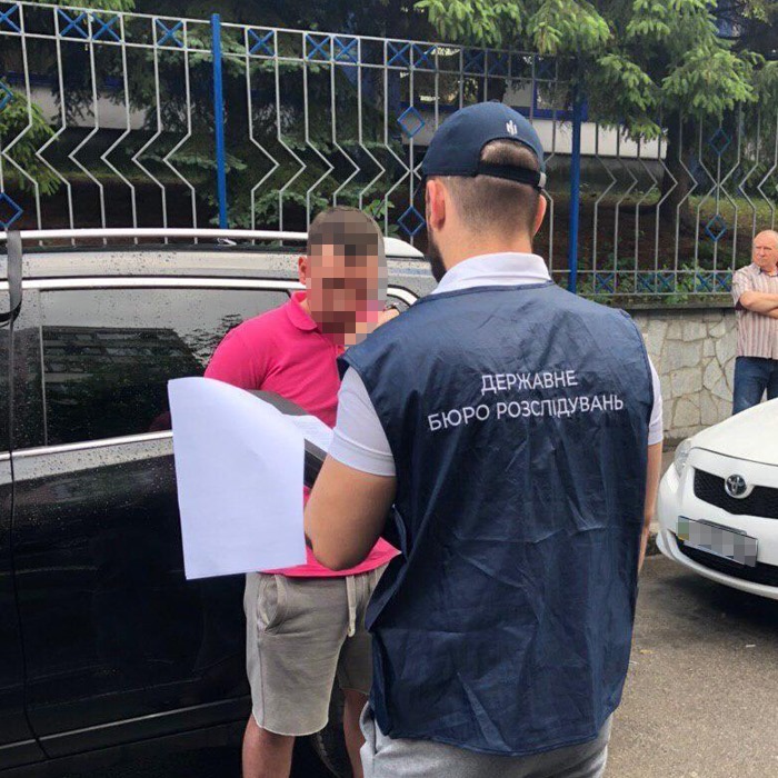 В Киеве полицейский попался на взятке в $1000 за возврат водителю автомобиля со штрафплощадки. Фото: Прокуратура в Фейсбук