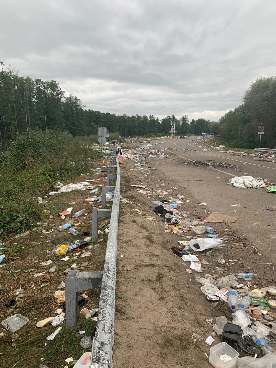 "Придется убирать". Хасиды освободили территорию на границе с Беларусью и оставили кучу мусора. Фото: Геращенко