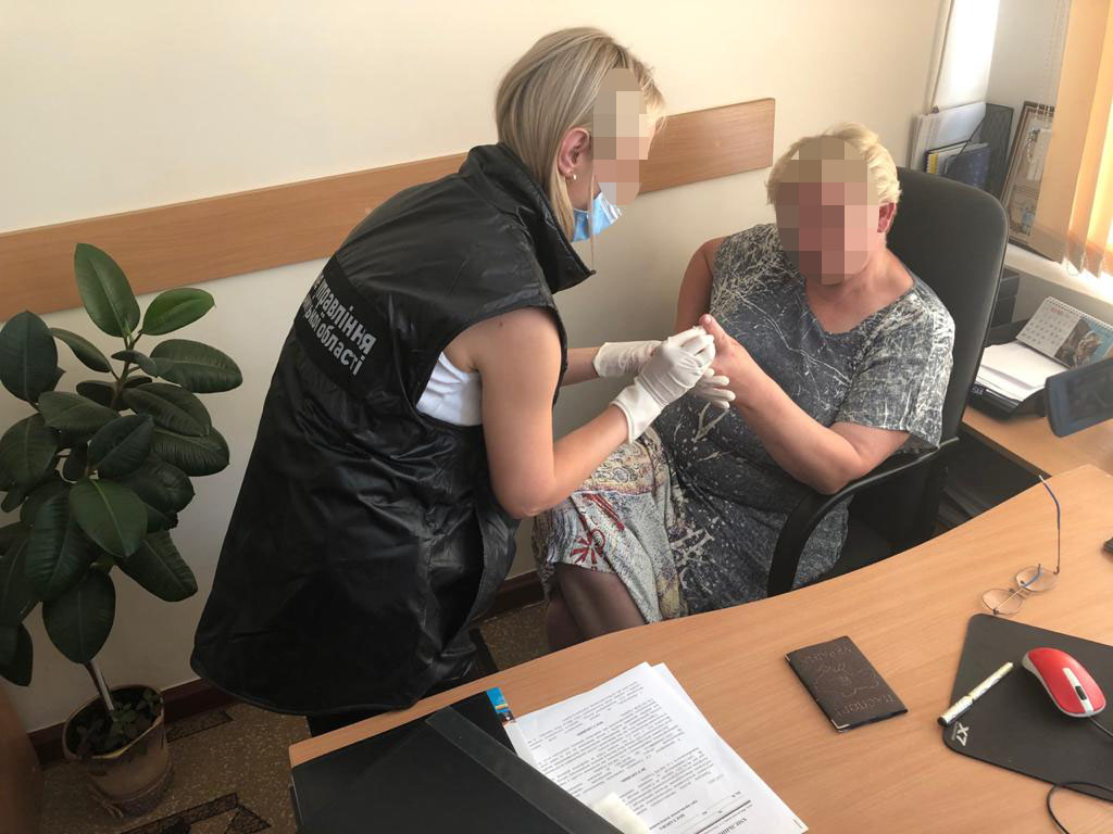 Чиновница Хмельницкой ОГА вымогала м5 тысяч взятки за помощь в усыновлении ребенка. Ей грозит 8 лет тюрьмы