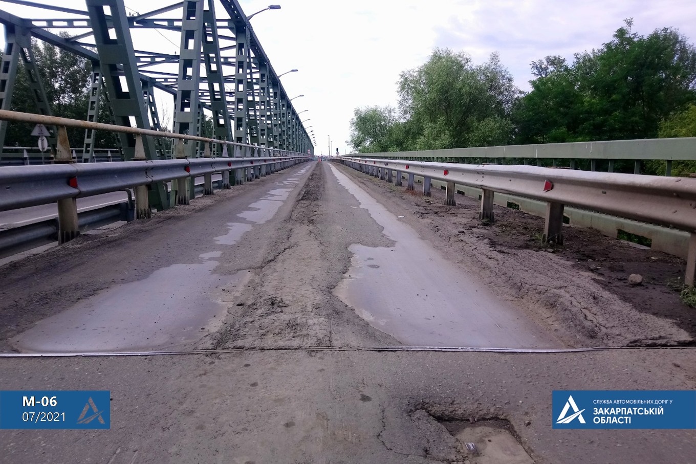На границе с Венгрией начался ремонт моста через Тису. Движение транспорта осуществляется по одной полосе