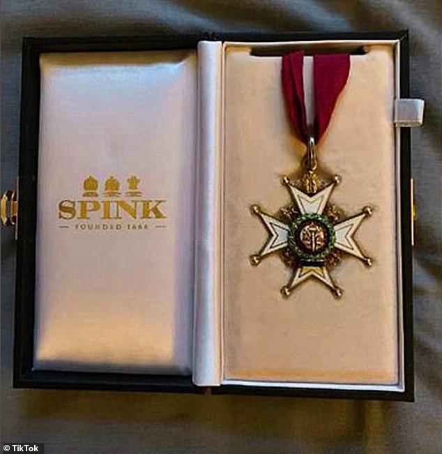 Слуга Елизаветы II сознался в краже медалей и фотографий из Букингемского дворца. Фото: ТикТок