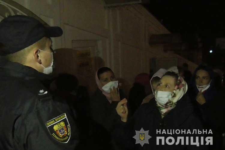 Нарушения карантина в Почаевской лавре. Фото: Нацполиция Украины