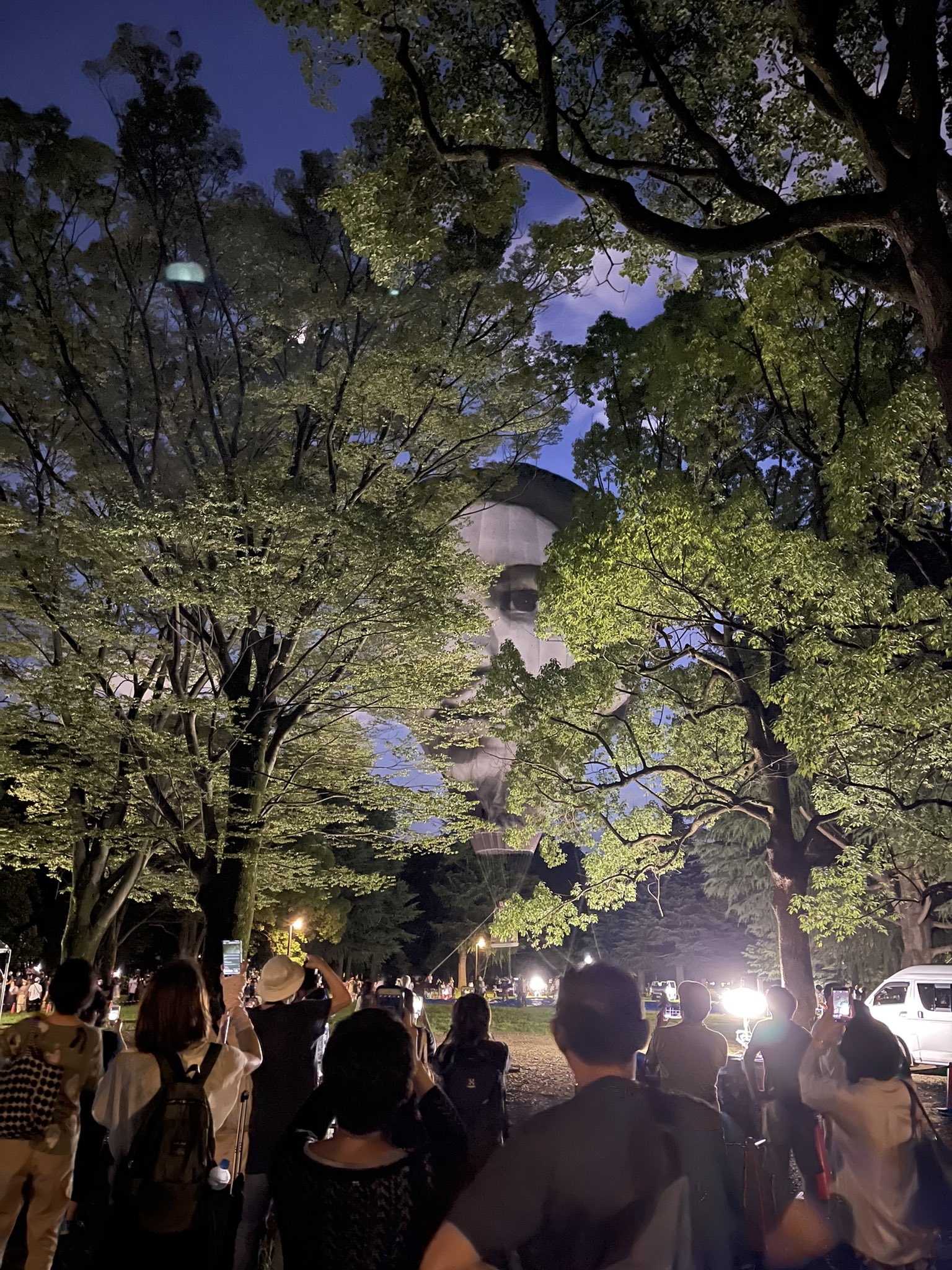 Над Токио целый день летала гигантская голова. Видео
