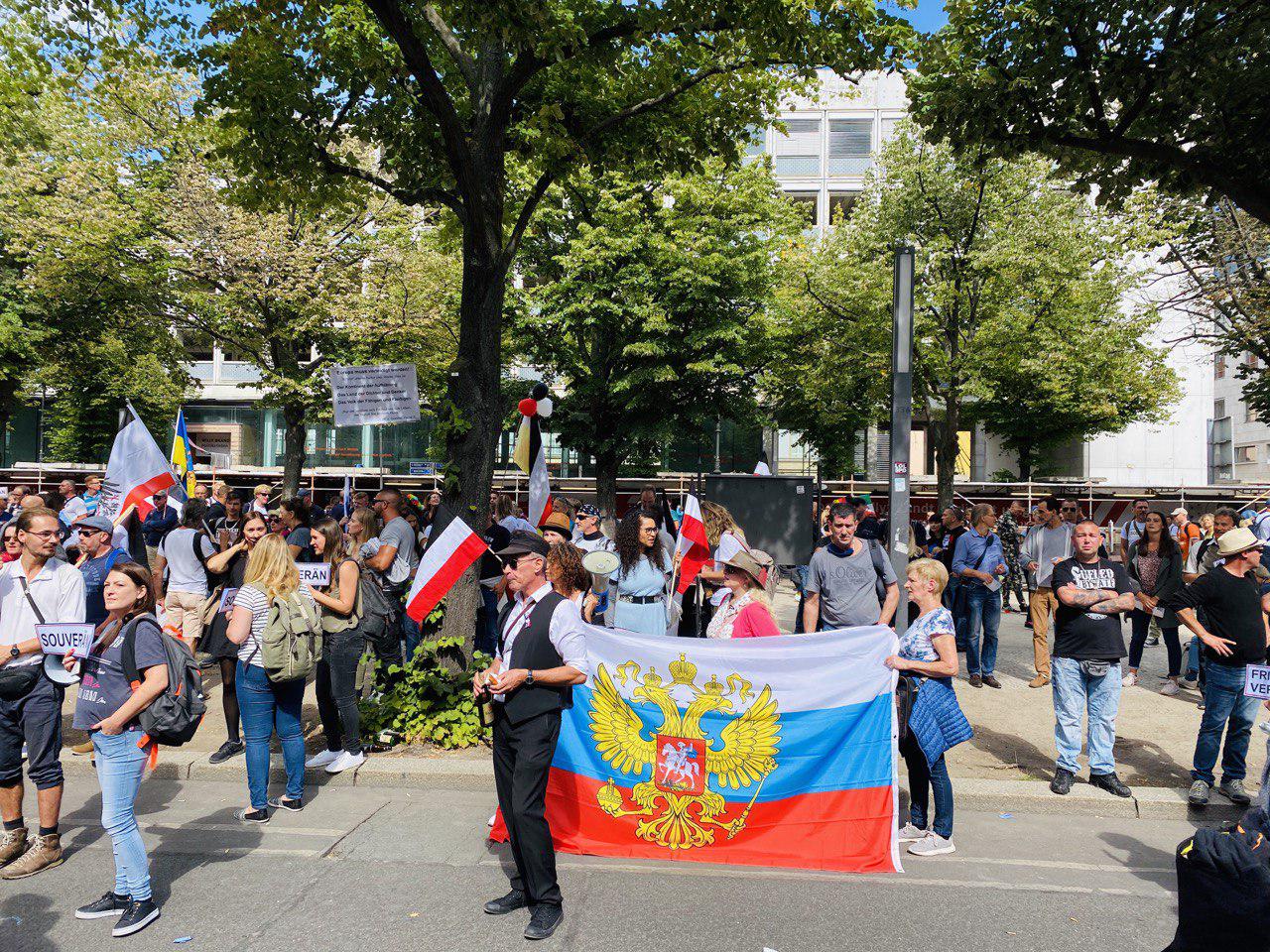 В Берлине полиция требует участников протеста против карантина разойтись. Их собралось около 30 тысяч. Фото: DW