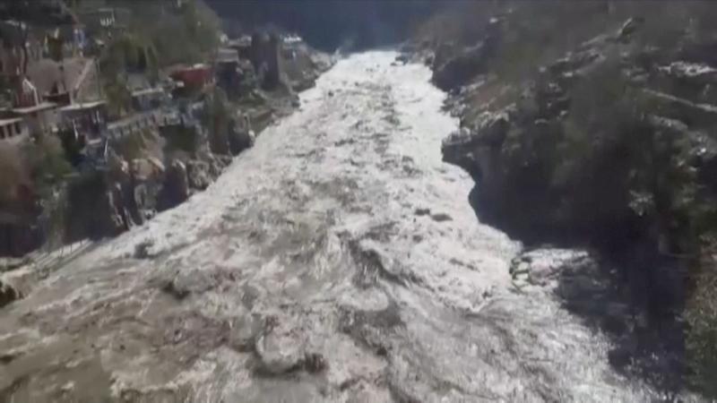 В результате наводнения в Индии погибли по меньшей мере десять человек. Фото: Твиттер