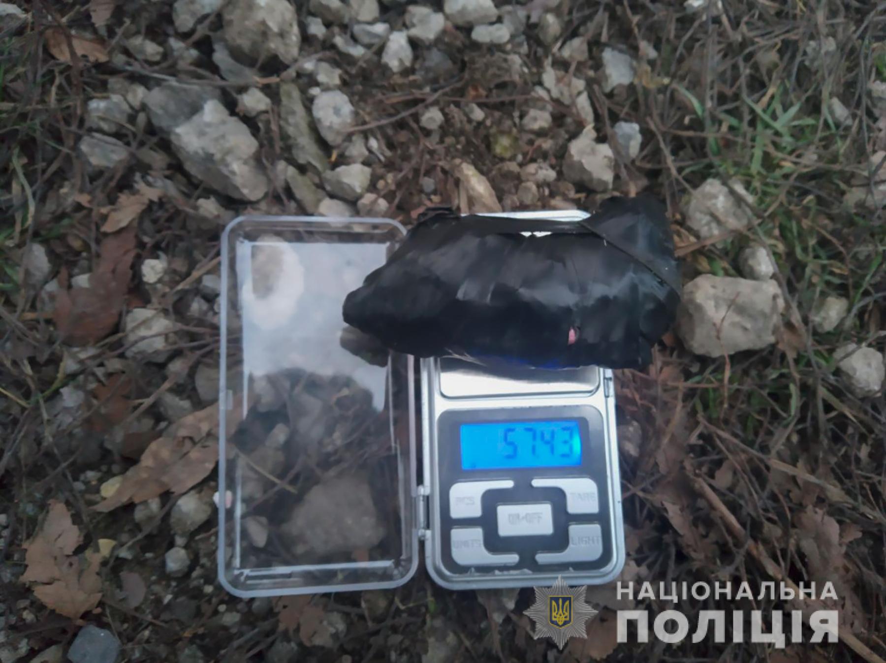 В Запорожье полицейские вынули из сумки местной жительницы 64 "закладки" с наркотиками. Фото: Полиция