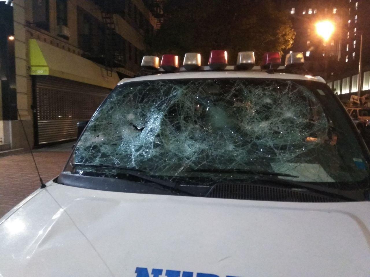 Посреди Нью-Йорка стоят разбитые и сожженные автомобили полиции. Фото: РИА "Новости"