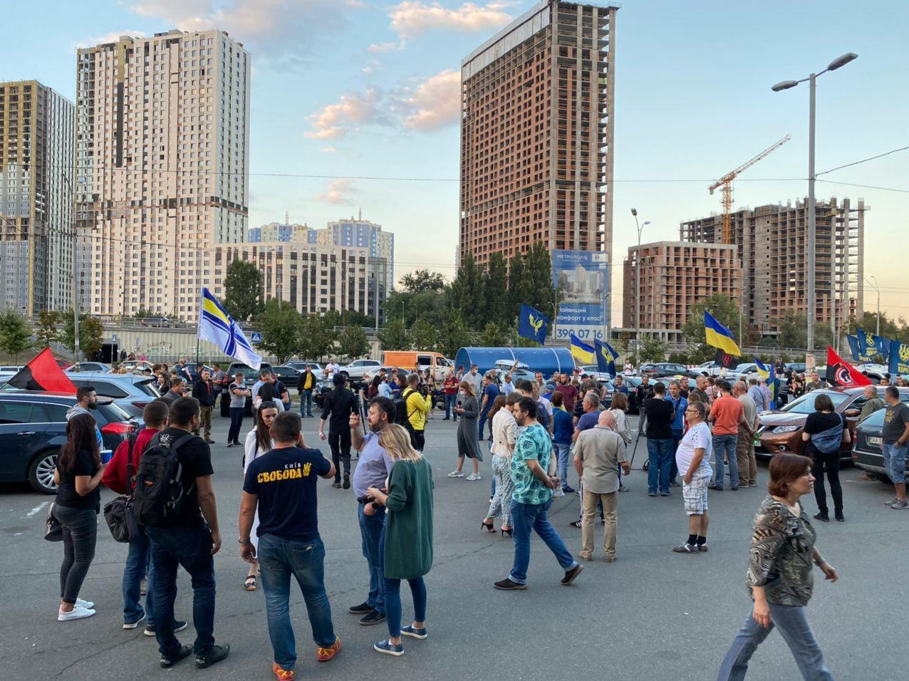 Националисты собираются приехать к дому Зеленского, чтобы митинговать против патрулирования на Донбассе. Фото: Страна