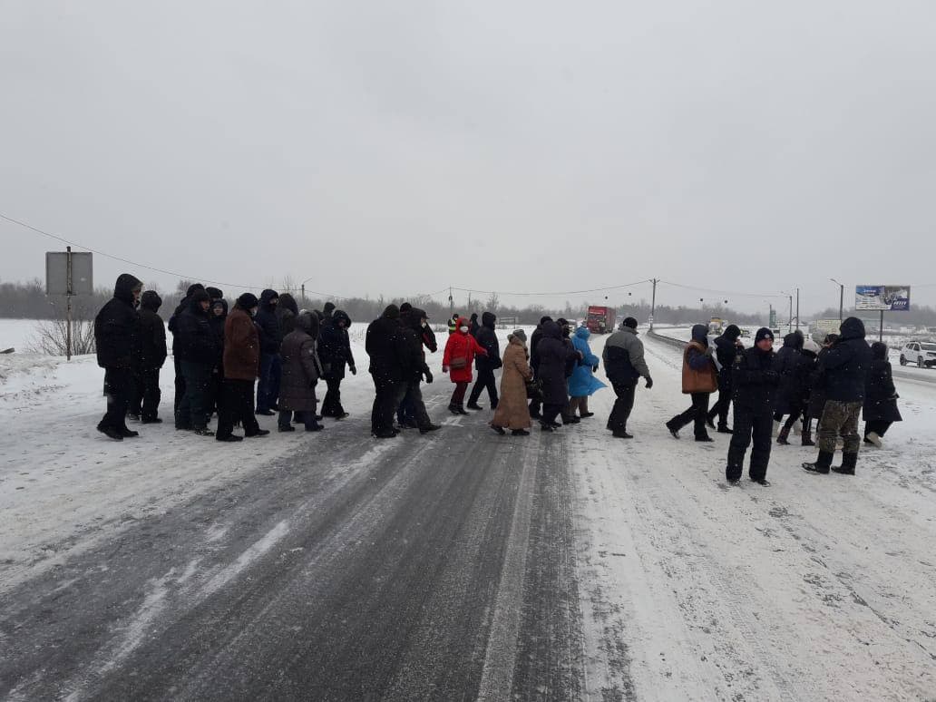 Участники "тарифного бунта" в Лубнах перекрыли трассу Киев-Харьков. Фото: Мосийчук