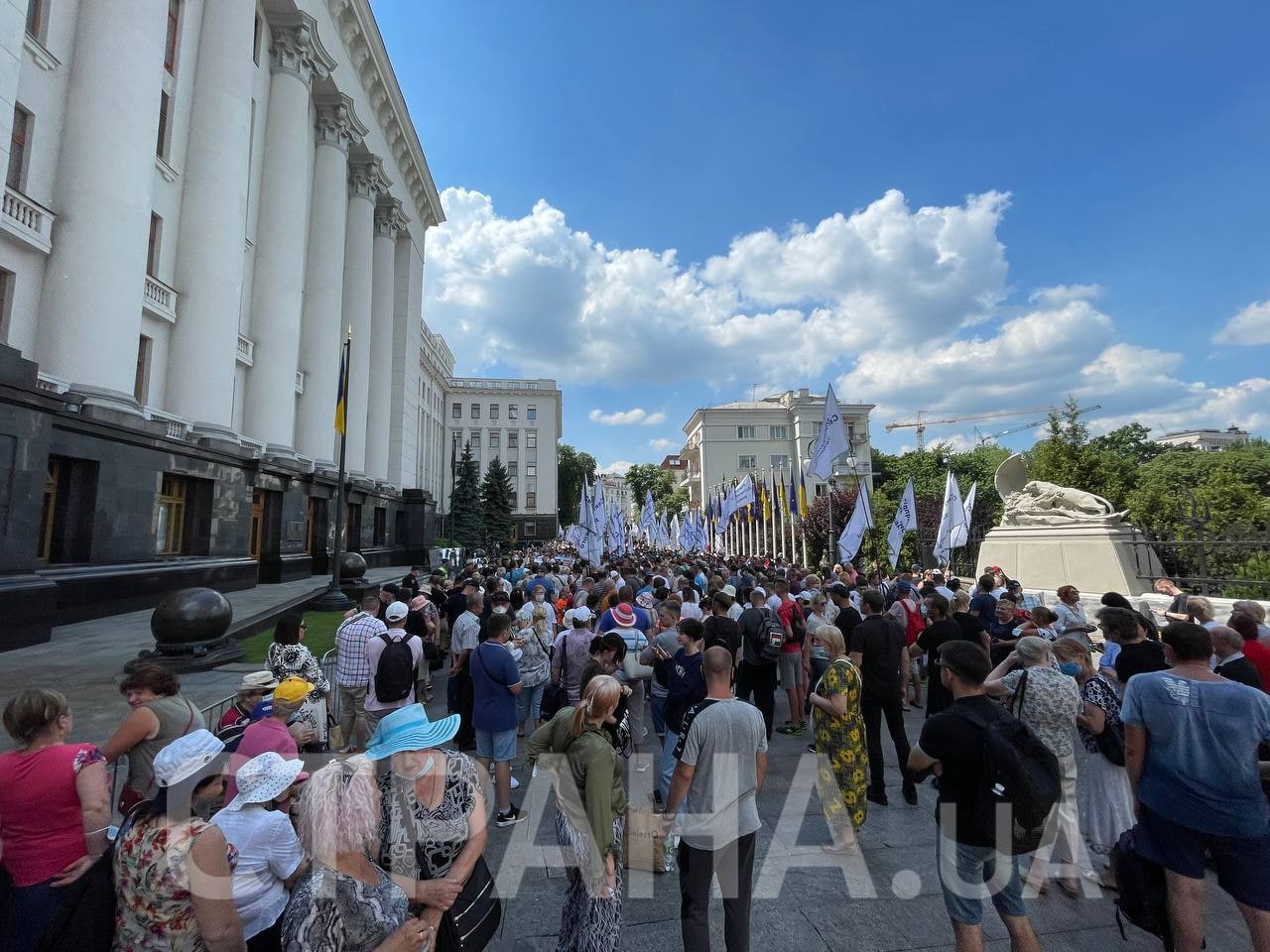 Под Офисом президента предприниматели требуют не сносить МАФы в Киеве. Фото: Страна