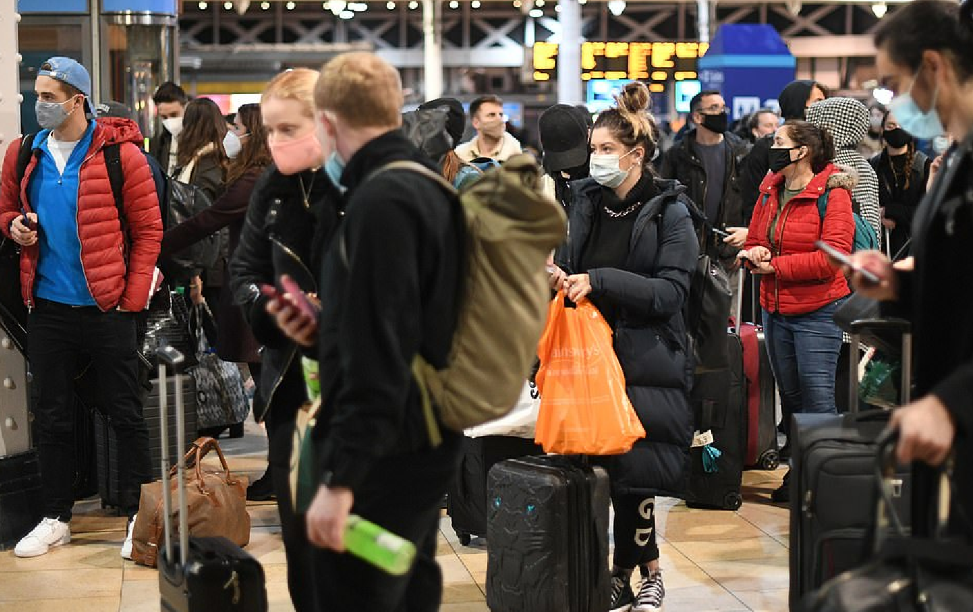 Британцы массово покидают Лондон из-за введения там локдауна. Фото: Daily Mail