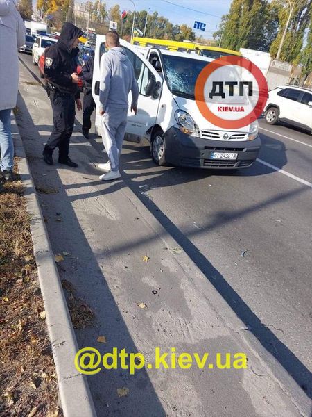 В Киеве микроавтобус сбил патрульного 21 октября
