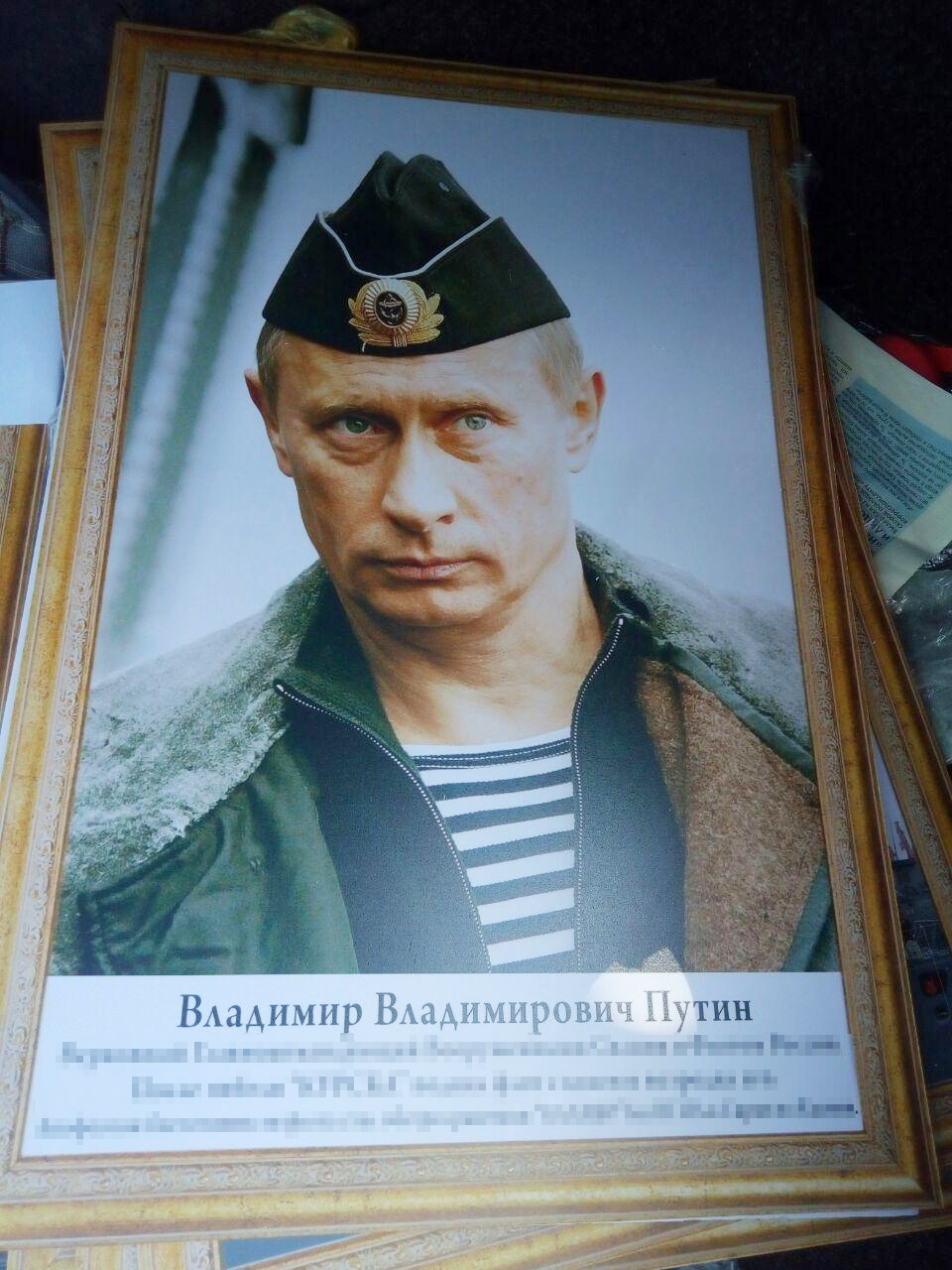 Украинец пытался провезти через границу портреты Путина и и предметы с символикой СССР. Фото: Госпогранслужба