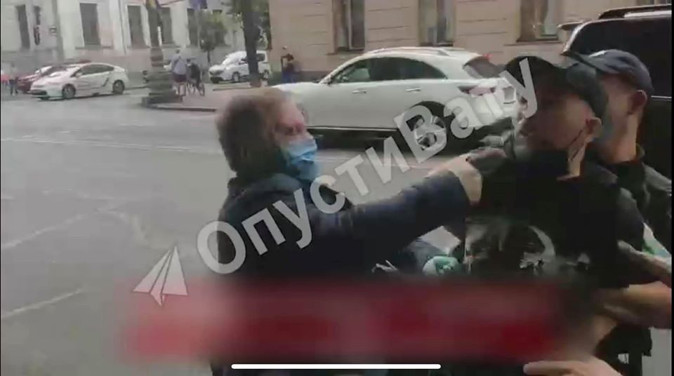 В столице задержали человека, который облил зеленкой депутата Волошина. Скриншот: Facebook/ Алексей Петров