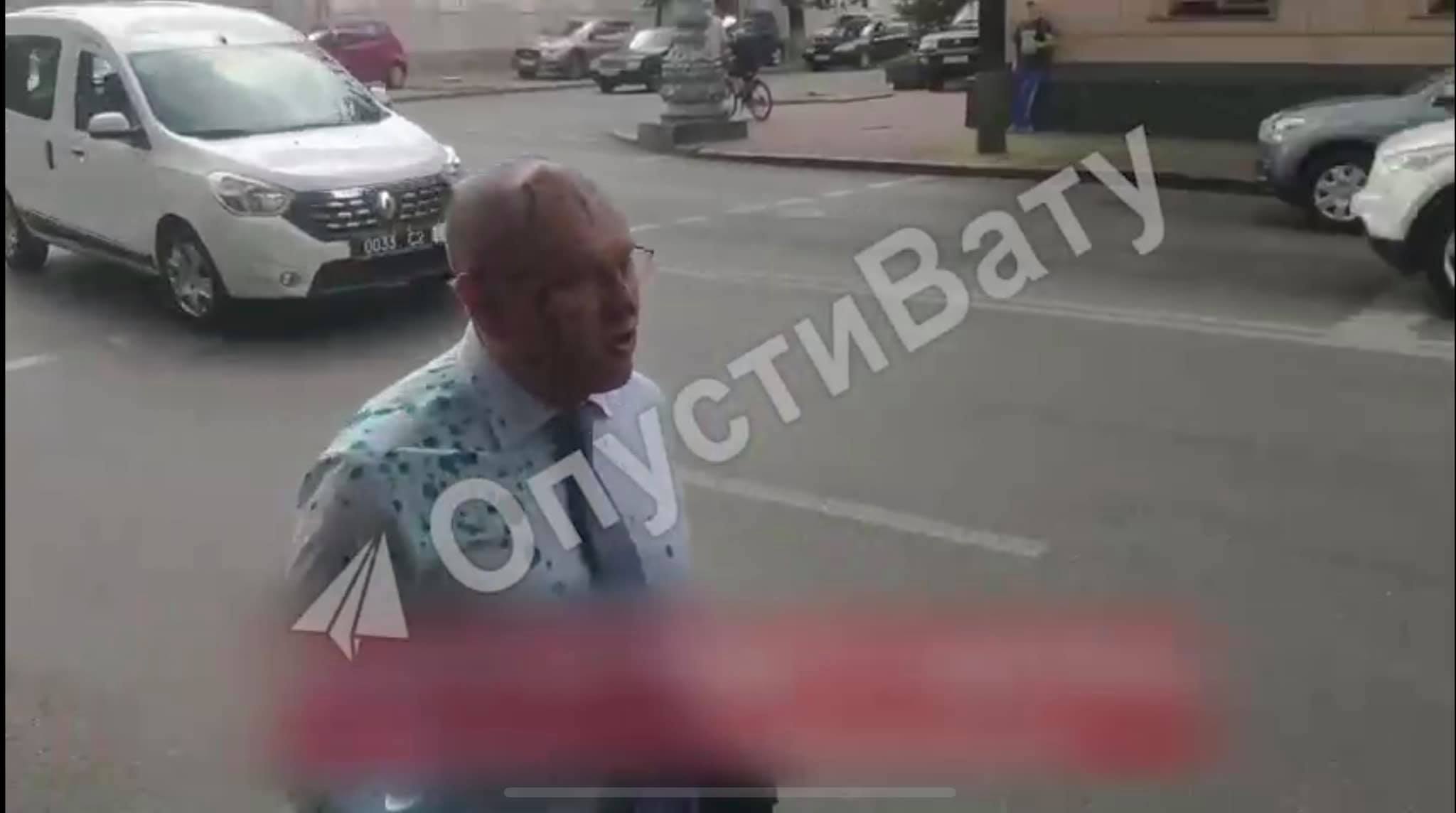 В столице задержали человека, который облил зеленкой депутата Волошина. Скриншот: Facebook/ Алексей Петров