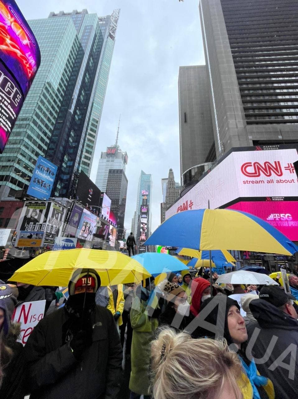 Нью-Йорк, Таймс Сквер - 12 марта проходит митинг с призывом закрыть небо над Украиной