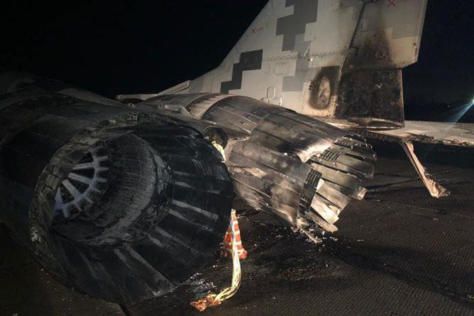 На военном аэродроме под Киевом самолет Volkswagen врезался в самолет