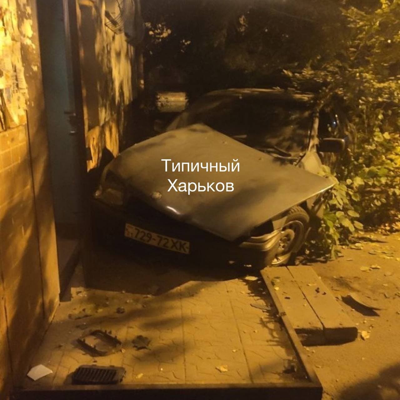 В Харькове пьяный водитель на BMW протаранил подъезд многоэтажки, оставил там авто и скрылся.