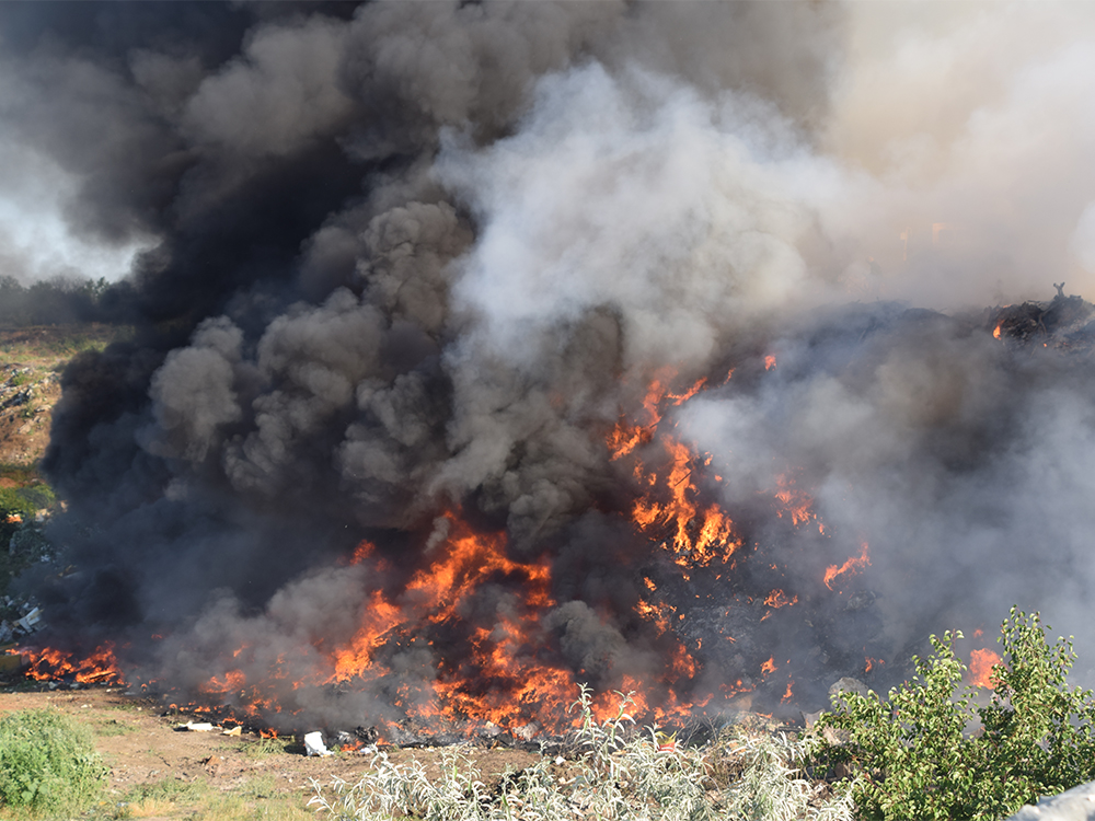 Спасатели продолжают тушить пожар на свалке в Николаевской области. Фото: ГСЧС
