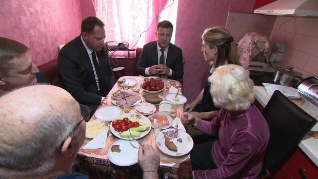 Зеленский покормил журналистов CBS News салом на кухне своих родителей в Кривом Роге