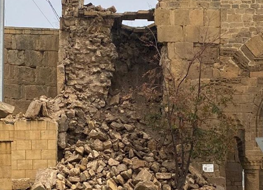 В Дербенте из-за дождей обрушилась часть крепостной стены. Фото: instagram.com/vrio_glava_derbenta