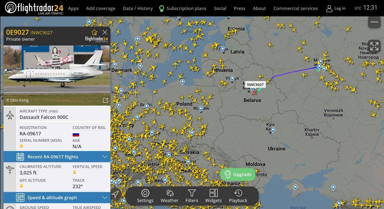 самолёт экс-президента Украины Виктора Януковича сейчас идёт на посадку в Минске