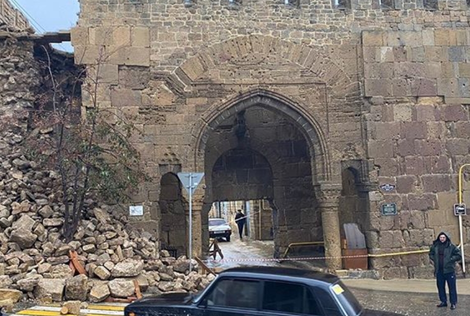 В Дербенте из-за дождей обрушилась часть крепостной стены. Фото: instagram.com/vrio_glava_derbenta