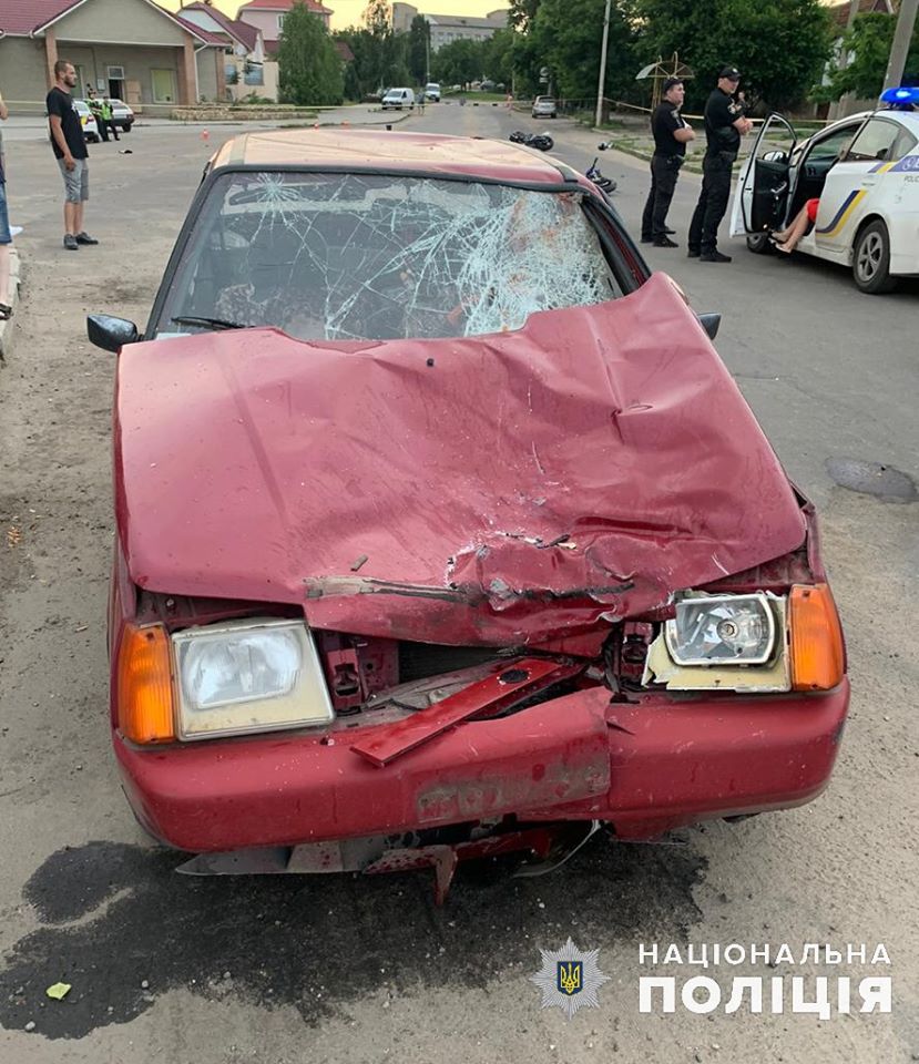 В Николаевской области произошло ДТП с молодым полицейским на мотоцикле. Фото