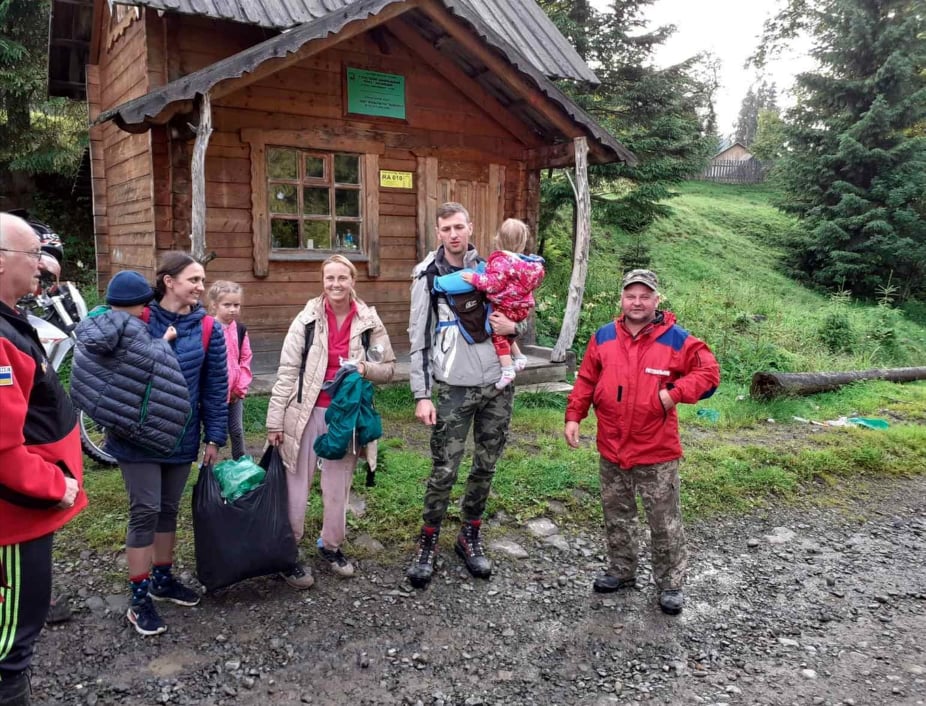 Туристов с детьми пришлось снимать с Говерлы из-за погоды. Фото: ГСЧС