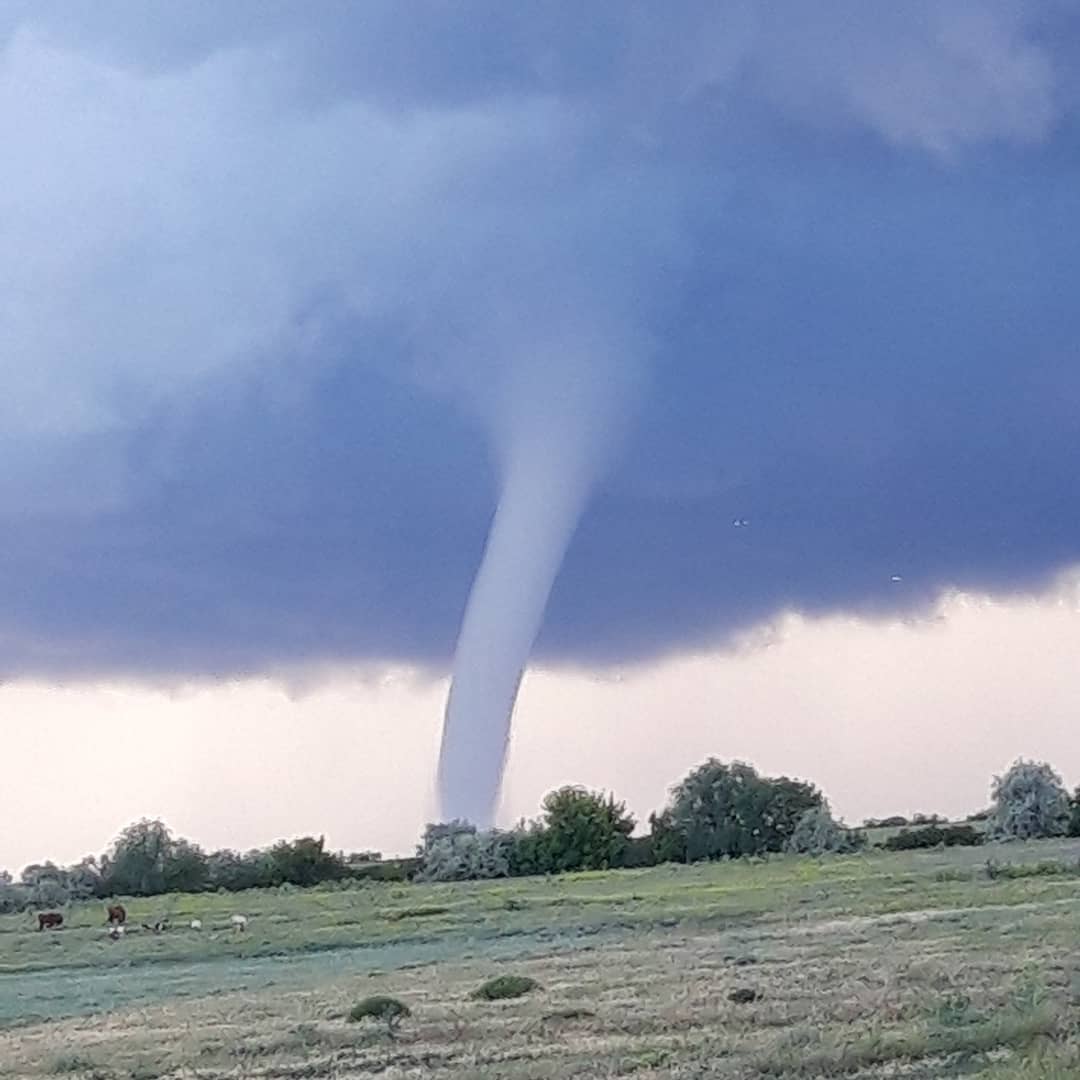 В Херсонской области сняли на камеру сегодняшний торнадо. Фото: Instagram / Владислав Левицкий