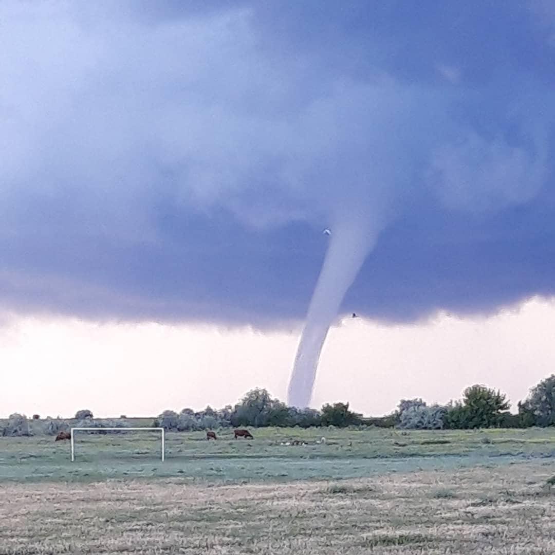 В Херсонской области сняли на камеру сегодняшний торнадо. Фото: Instagram / Владислав Левицкий