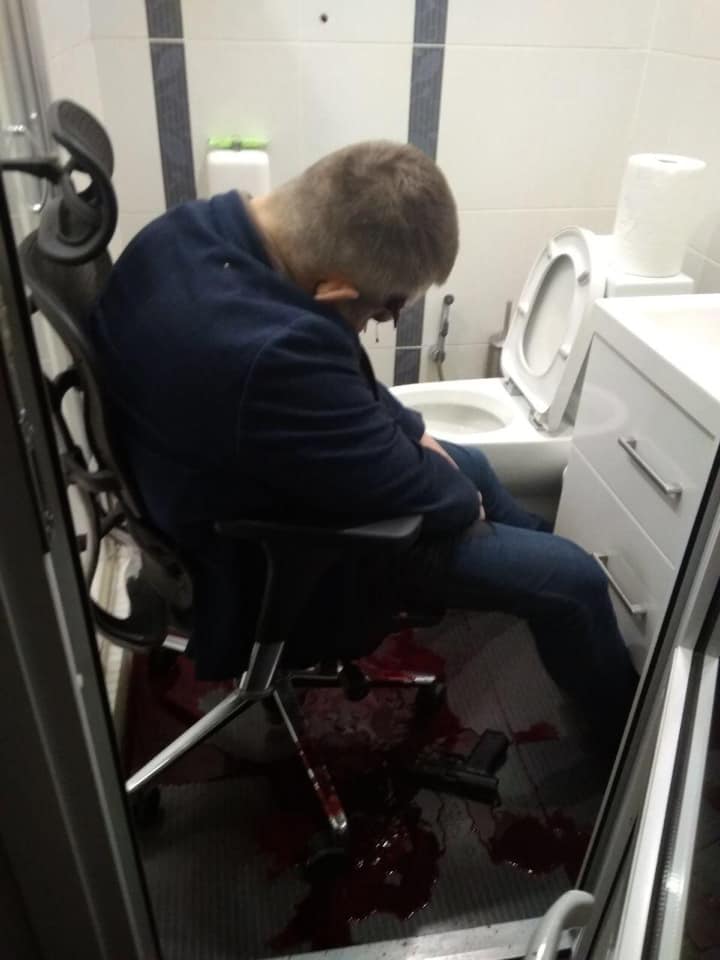 Опубликовано фото мертвого нардепа Давиденко. Он сидит в туалете в луже крови. Фото: Facebook