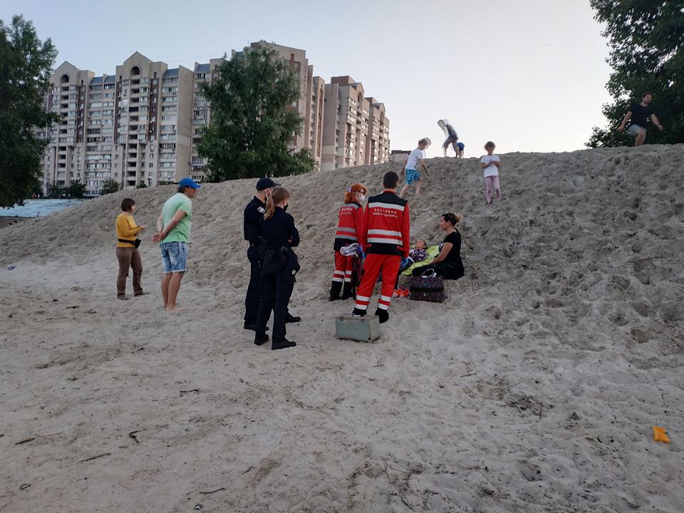В Киеве ребенок провалился в песчаную траншею и чудом выжил без воздуха. Фото: Facebook / Dasha Vershylenko