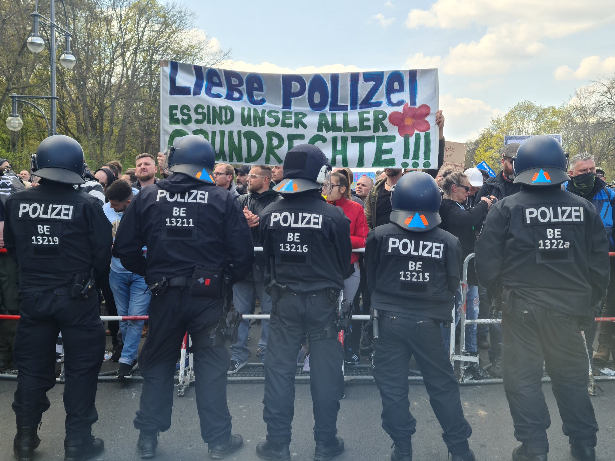 Акция протеста в Берлине. Скриншот witter.com/pm_cheung