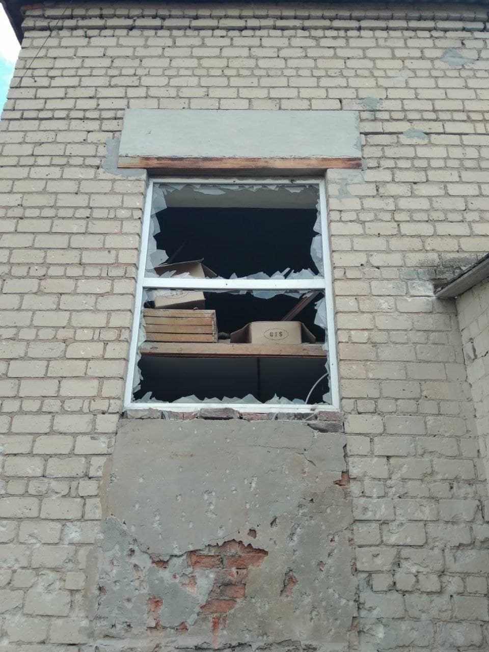 Кулемзин показал фото обстрелянных школ Донецка