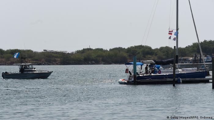 Двое украинцев перевозили албанцев-нелегалов на яхте