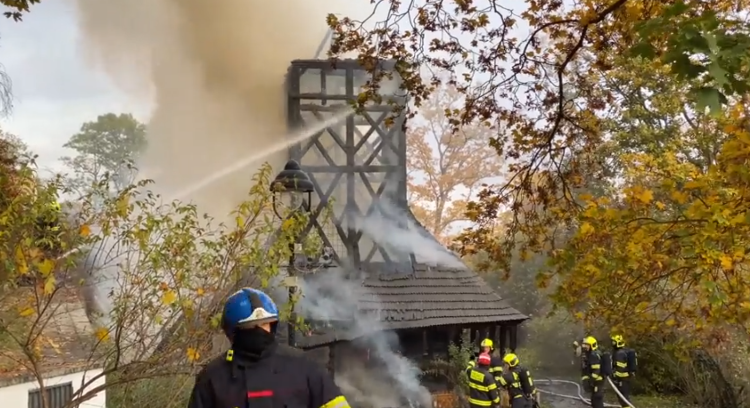 Пожарные тушат церковь Святого Михаила