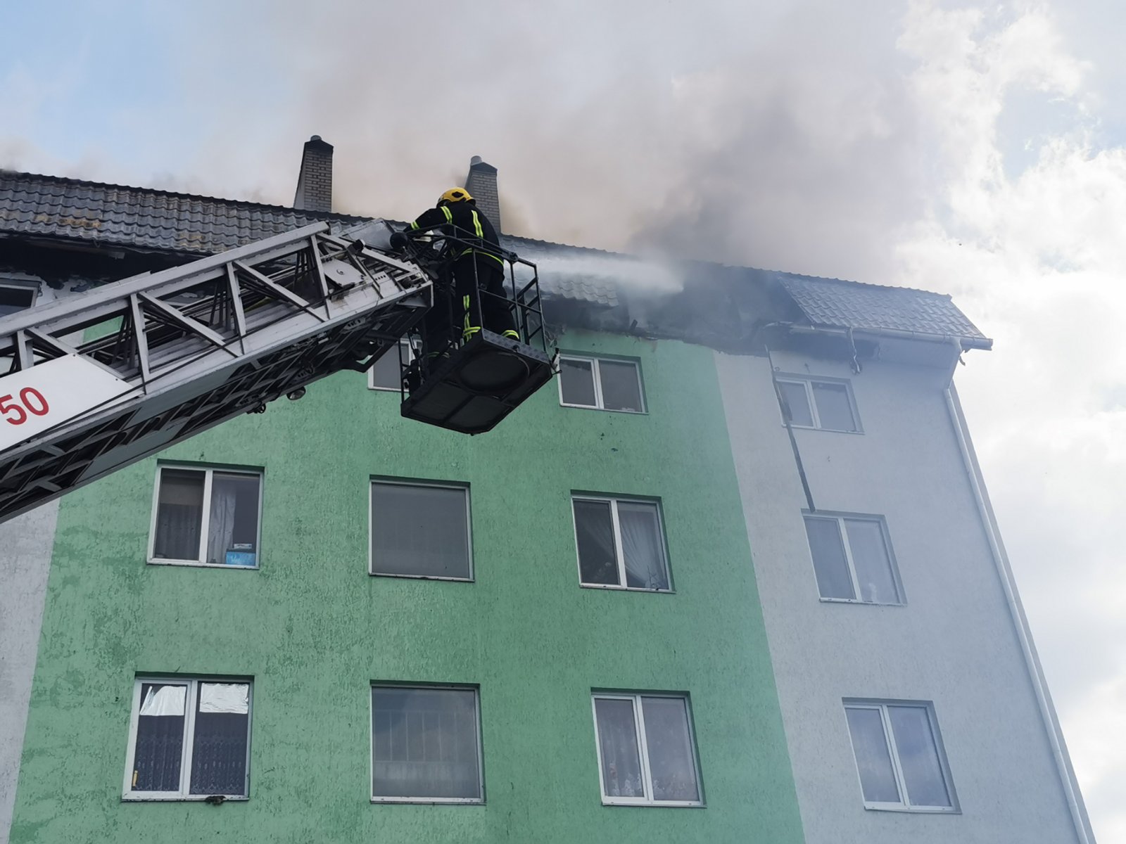 Тушение пожара на четвертом и пятом этаже дома